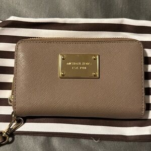 Michael kors wristlet